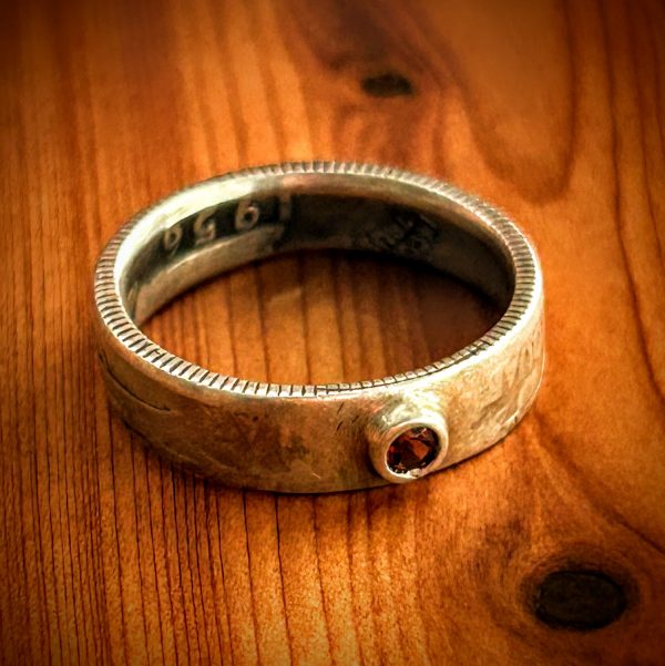 Quarter ring with bezel set garnet - Image 2